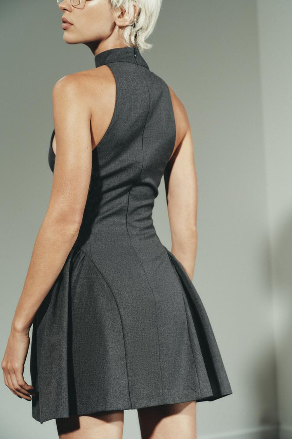 ZARA КОРОТКОЕ ПЛАТЬЕ С ГОРЛОВИНОЙ ХАЛТЕР, УГОЛЬНЫЙ