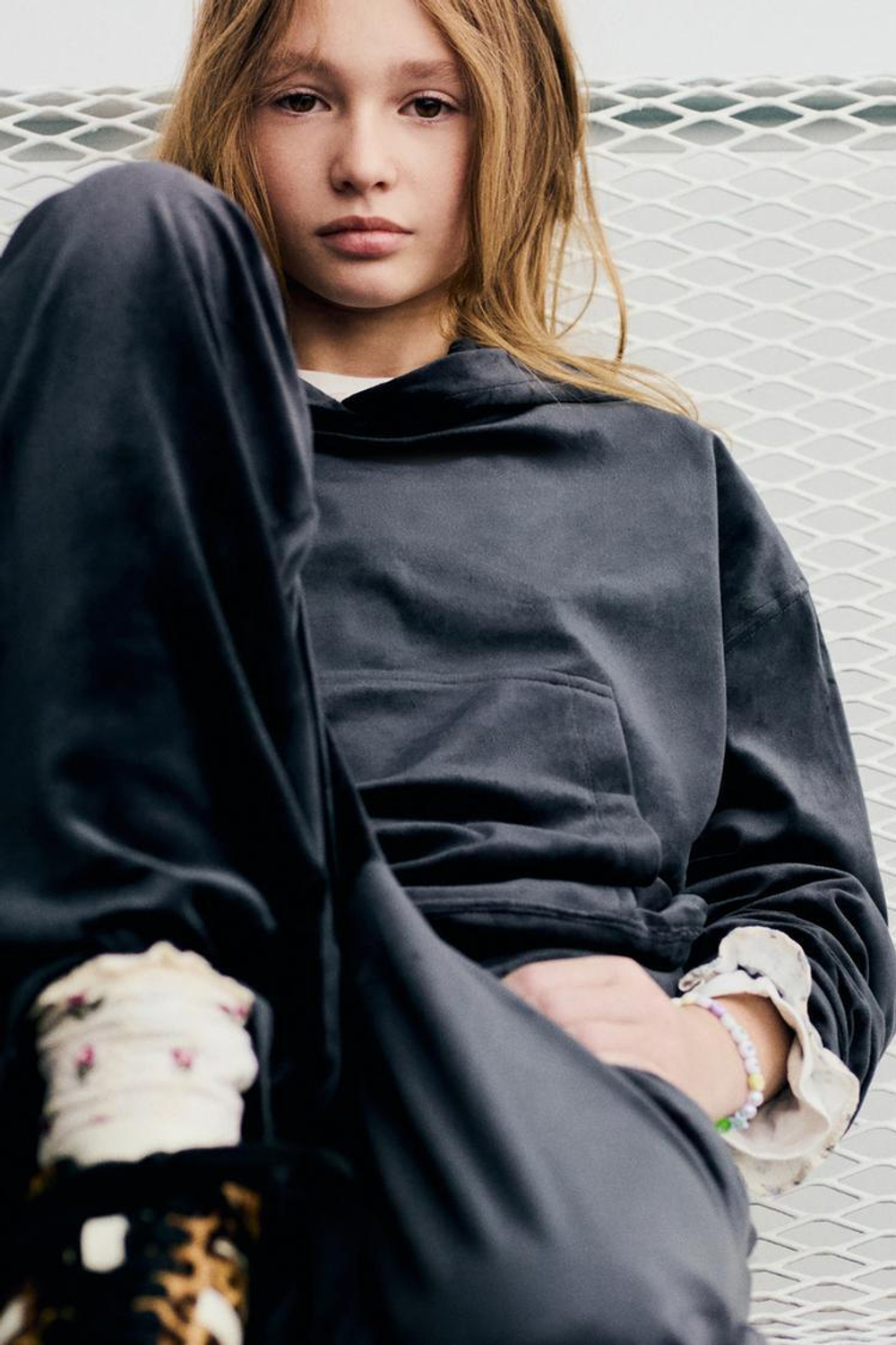 ZARA КОМПЛЕКТ ИЗ ХУДИ И БРЮК WIDE LEG ИЗ ВЕЛЮРА, АНТРАЦИТОВО-СЕРЫЙ