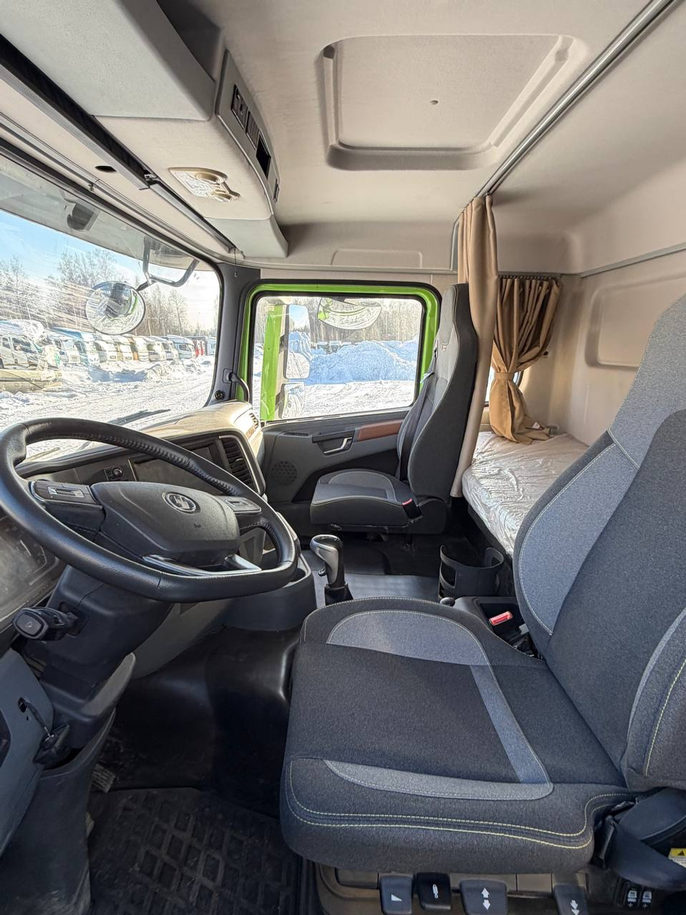 Shacman (Shaanxi) SX* 6x4 Автобетоносмеситель SX5258GJB6R384 (Дизельный, 9,7 л, 329 л.с., МТ)