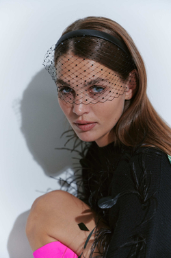 Вуаль на тонком ободке с черным декором