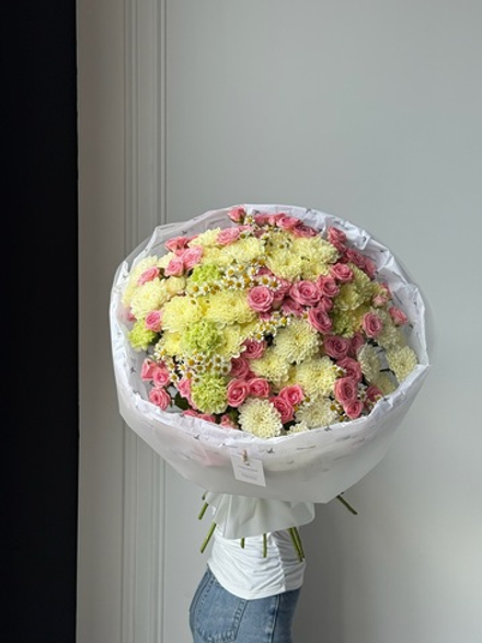 Гранд букет из кустовых роз, диантусов, ромашки и хризантемы