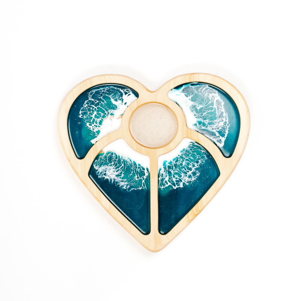 Деревянная менажница из кедра с эпоксидной смолой "Сердце"