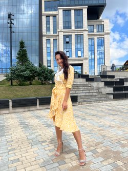 Платье желтое на запах из вискозы