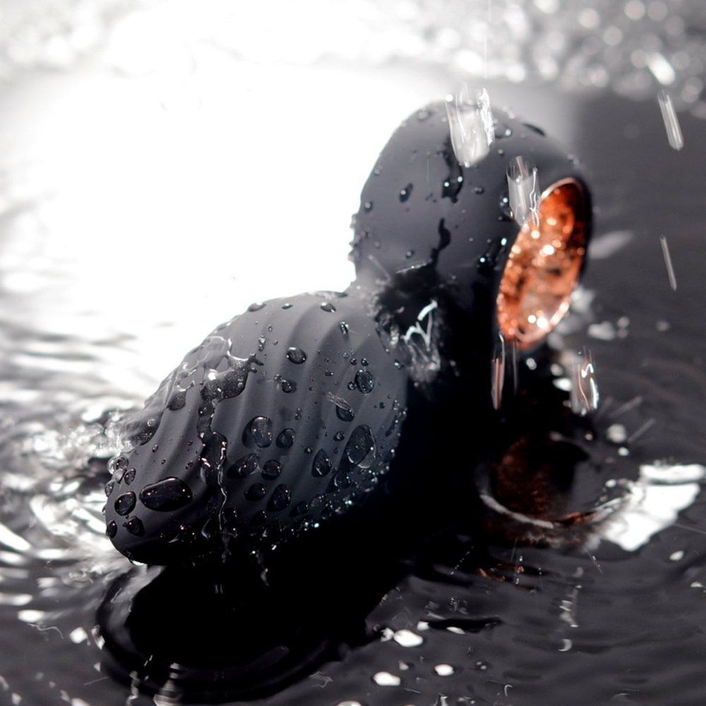 Черная анальная пробка с вибрацией, вращением и пультом ДУ (Цвет: черный)