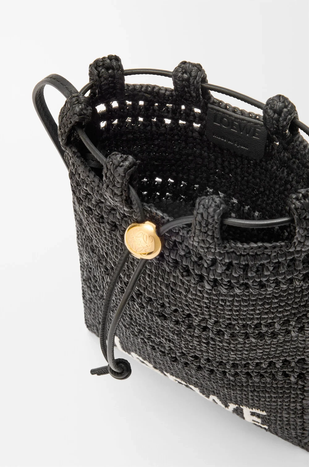 Loewe Сумка-мешок Patch Crochet на шнурке из телячьей кожи и рафии, черный