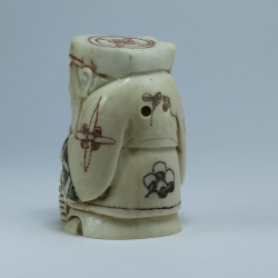 Нэцкэ Дзюродзин с веером и корзиной рыбы