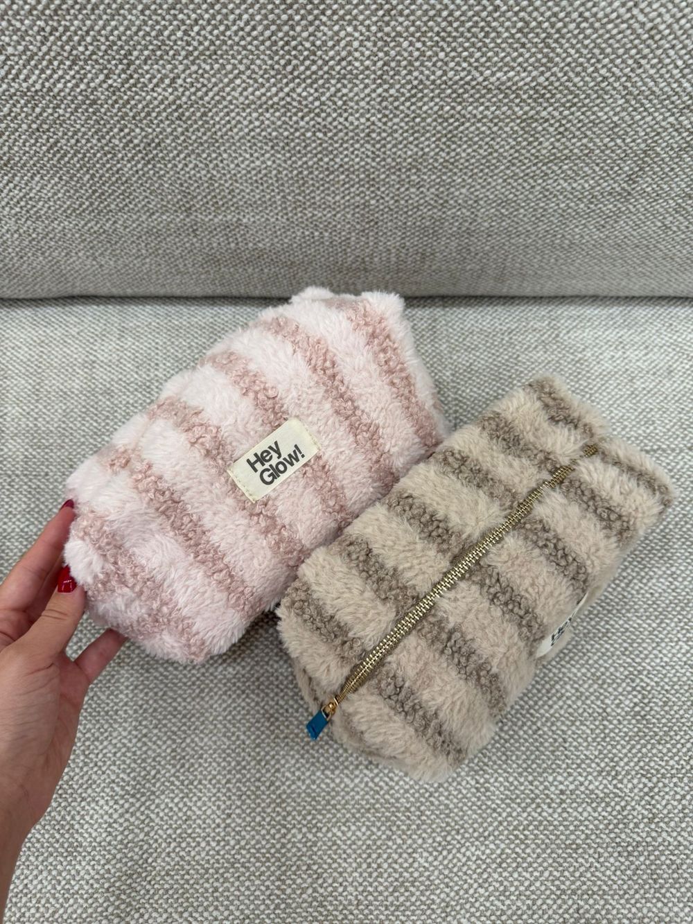 HEY GLOW  Плюшевая косметичка в полоску (коричнево-розово-молочную)