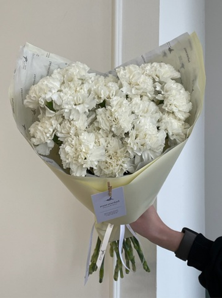 Букет из 17шт белых диантусов в оформлении