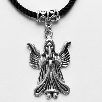 Кулон чокер "Ангел" на шнурке.