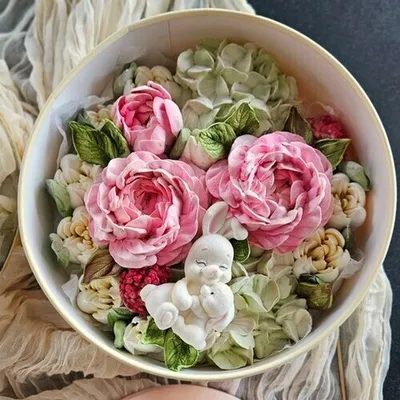 Фотография Зефир в шляпной коробке «Зайка» / 25 см купить в магазине Афлора