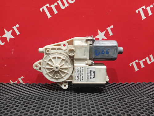 Моторчик стеклоподъемника правый 2018г.