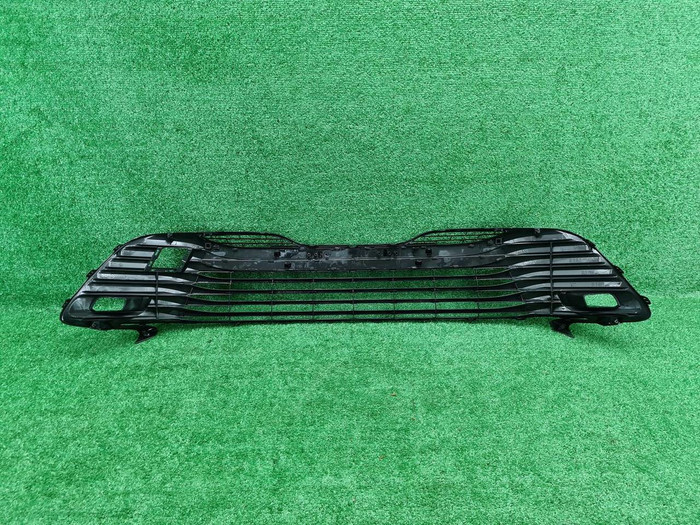 Решетка переднего бампера Toyota Camry xv70 17-21