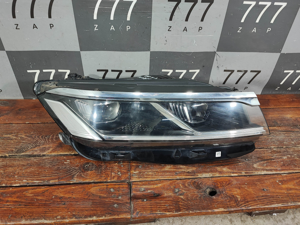 Фара правая LED Volkswagen Touareg 3 Оригинал целая 761941036B
