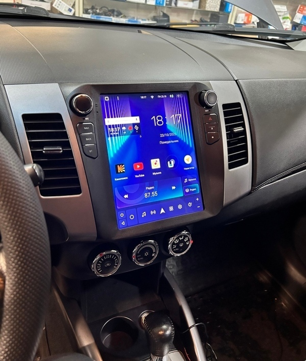 Магнитола для Mitsubishi Outlander 2/XL (CW), Peugeot 4007, Citroen C-Crosser (Rockford) - Carmedia ZF-1106-Q6 вертикальный экран 10.4" в стиле "Тесла" на Android 11, Snapdragon, 8/128Гб, CarPlay, 4G SIM-слот