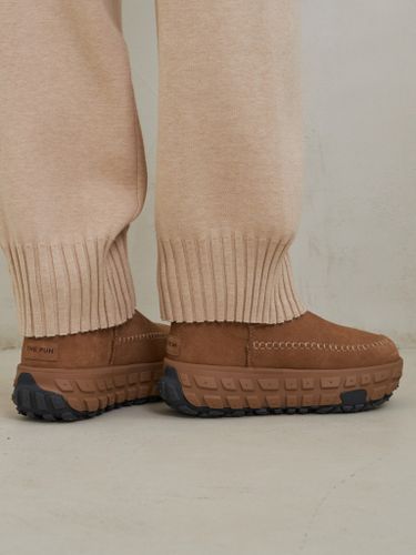 Низкие бежевые угги на тракторной подошве