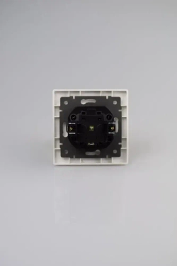 Розетка белая одинарная пластик