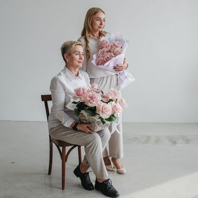 Композиция «Осенний подарок» — розы в декоративной корзине