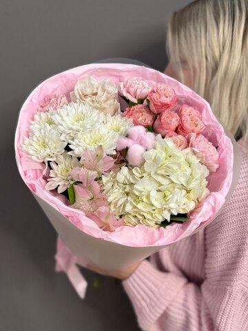 Авторский букет с гортензией в розовой гамме