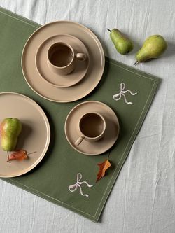 Дорожка на стол Fancy Bows оливкового цвета из коллекции Essential, 45x150 см