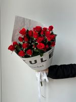 Кулек из кустовых роз в красном оттенке