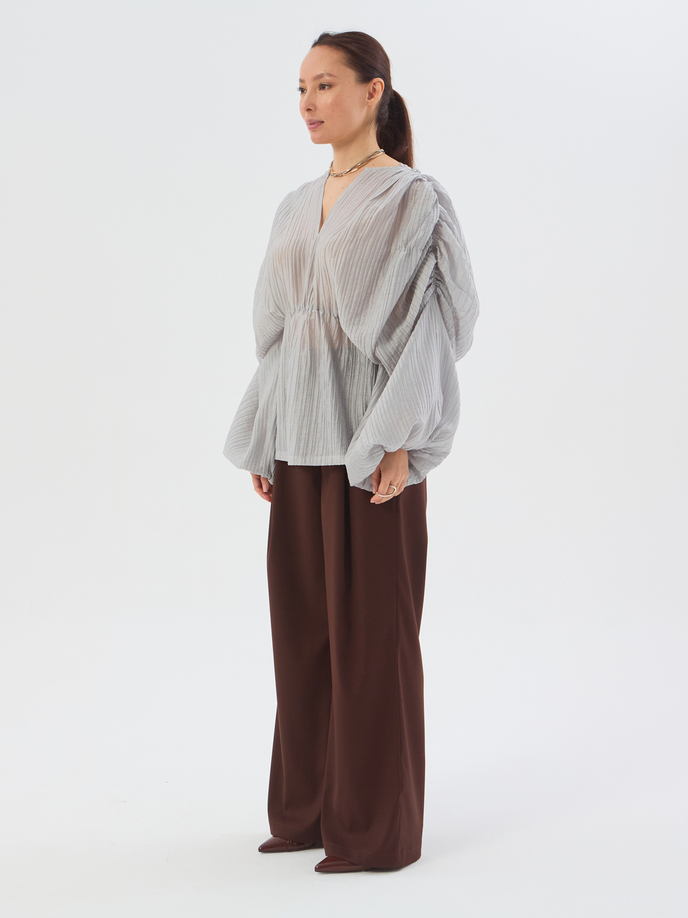 Топ из жатки с объемными рукавами серый