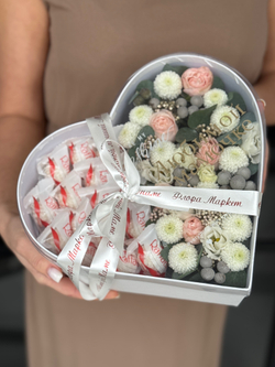 Трепетная композиция в нежных оттенках сезонных цветов и конфет Raffaello от Флора Маркет, размер M