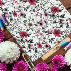 Ткань штапель яркие цветы и листья с контуром на белом фоне