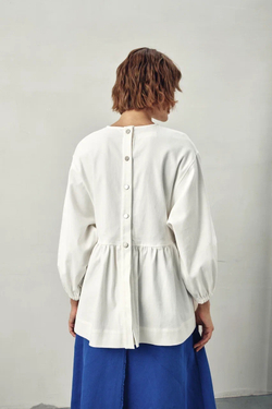 Рубашка с баской и кнопками на спине из молочной джинсы