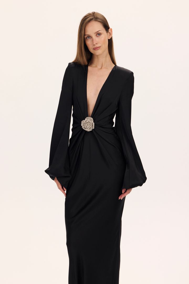 Платье с глубоким декольте и драпировкой