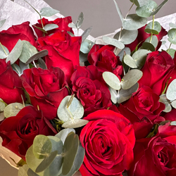 Композиция "Карат BOX"(красная роза в шляпной коробке )