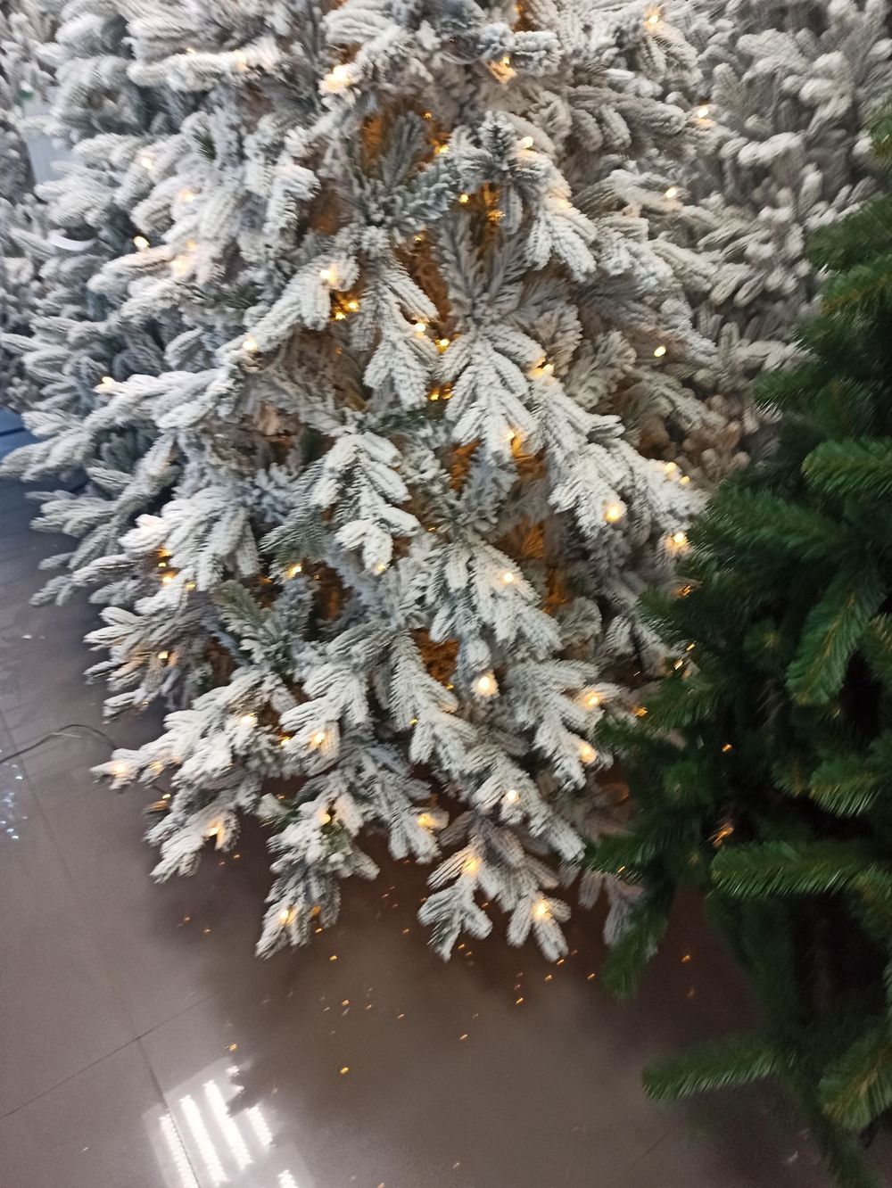 Заснеженная елка с гирляндой «Аляска» (Литая+пвх) 270 см / 2.7 м