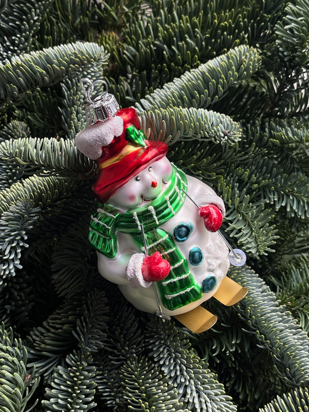 Новогодняя игрушка Снеговик в зеленом шарфике стекло