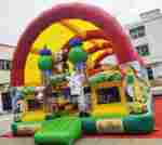 Коммерческий надувной батут "Мульти зверята" с крышей, 10*6*6 м