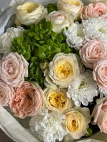 Букет сборный из гортензии, кустовых пионовидных роз, диантусов и хризантемы