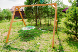 Деревянные качели с гипкими качелями и качелями гнездо Свиби