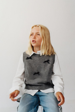 ZARA РУБАШКА ИЗ ПОПЛИНА, ВЯЗАНЫЙ ЖИЛЕТ И БАРХАТНЫЕ БАНТЫ, БЕЛЫЙ/СЕРЫЙ