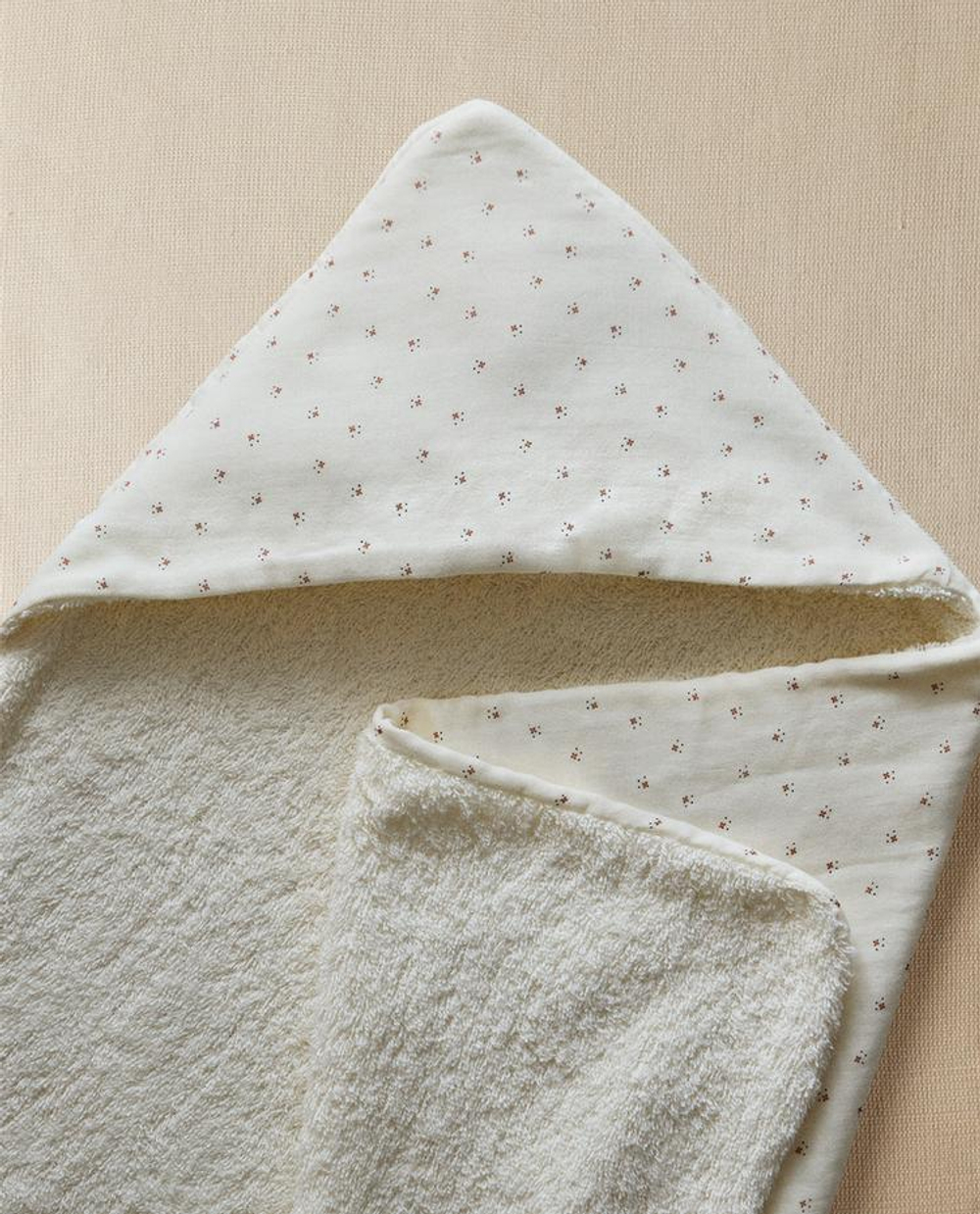 ZARA HOME ДЕТСКОЕ ПОЛОТЕНЦЕ С КАПЮШОНОМ И ЦВЕТОЧНЫМ ПРИНТОМ, ЭКРЮ