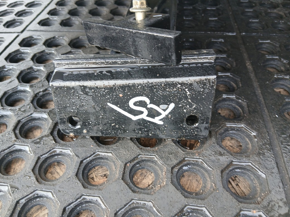 Спойлер кабины боковой левый 2023г