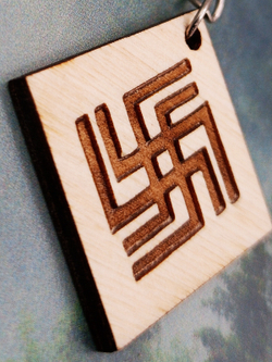 Брелок из дерева Небесный вепрь