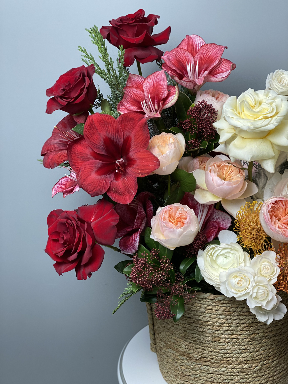 Цветочная корзина "Новогодняя роскошь"