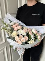 Букет сборный с кустовыми пионовидными розами,эвкалиптом и дельфиниумом