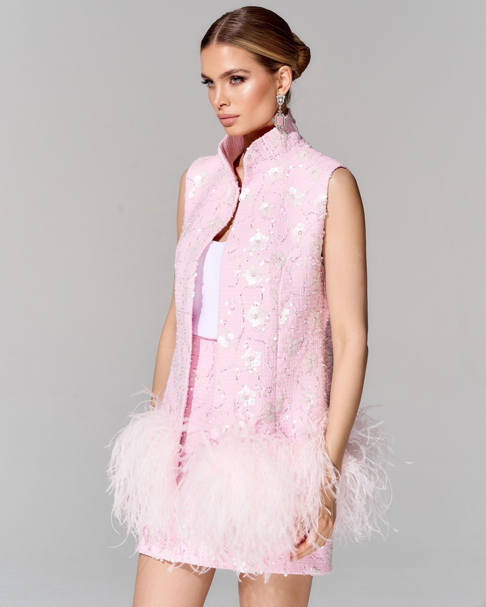 Жилет из премиального твида с отделкой перьями