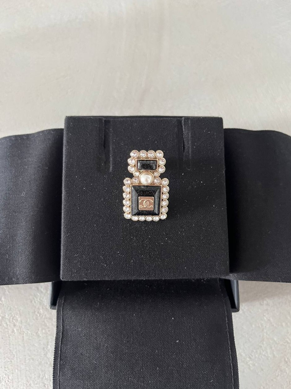 Брошь Chanel Perfume Bottle CC Logo Brooch Crystal