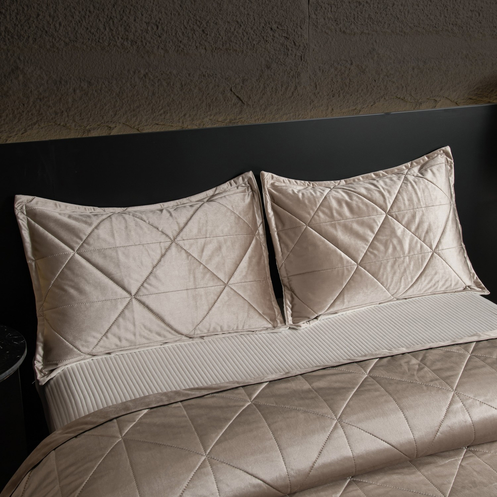 Велюровое покрывало в клетку с наволочками OVL036