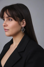 Серьги пусеты из прозрачных кристаллов капля и сердце, оттенок серебро