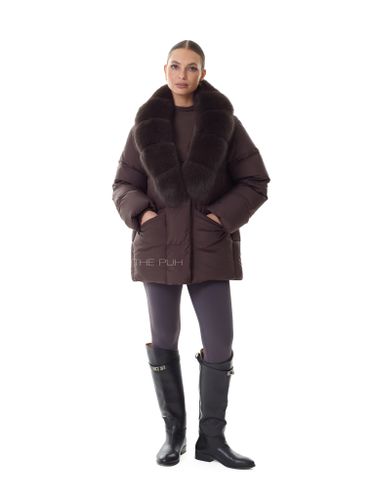 Винный удлиненный пуховик с поясом и меховым воротником