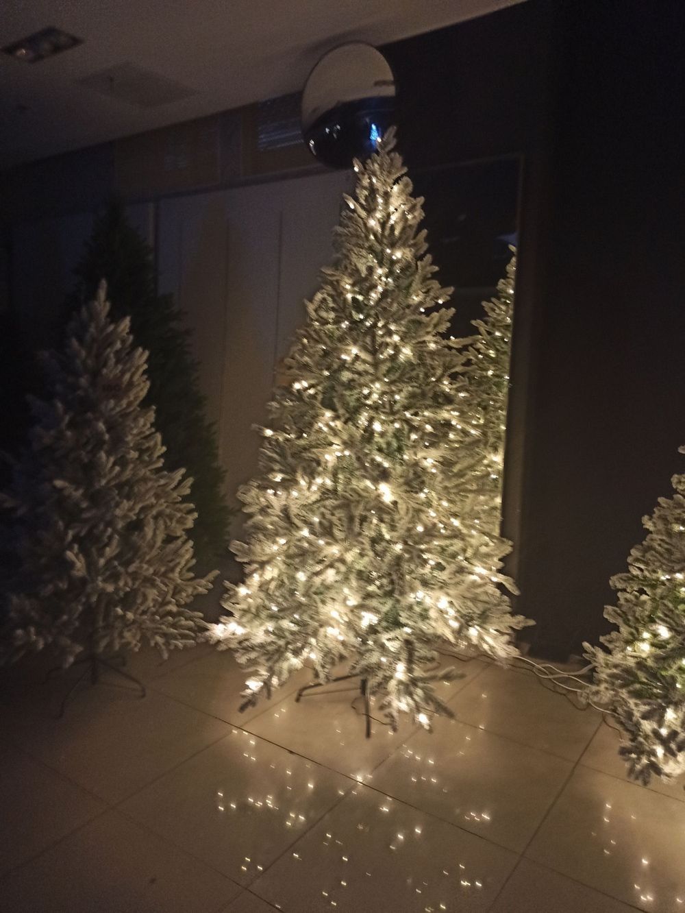 Заснеженная ель с гирляндой «Россо» теплый свет (Литая+пвх) 180 см / 1,8 м