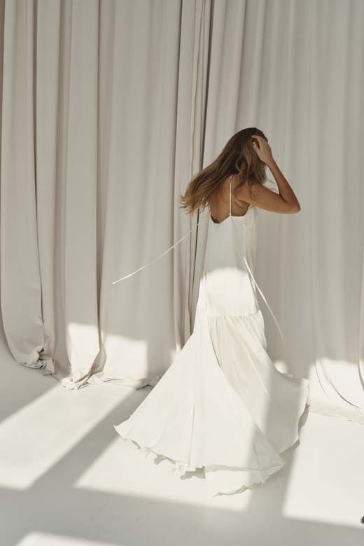 Платье на тонких бретелях