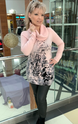 Теплый розовый свитер с черно-серым принтом