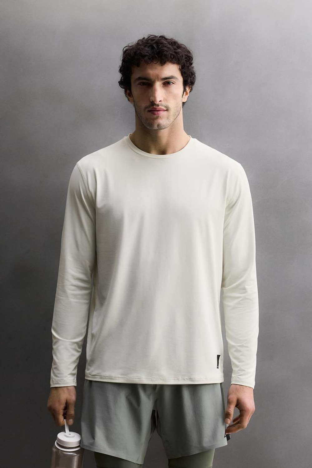 ZARA БАЗОВАЯ ФУТБОЛКА С ДЛИННЫМИ РУКАВАМИ, ЦВЕТ ЛЬДА